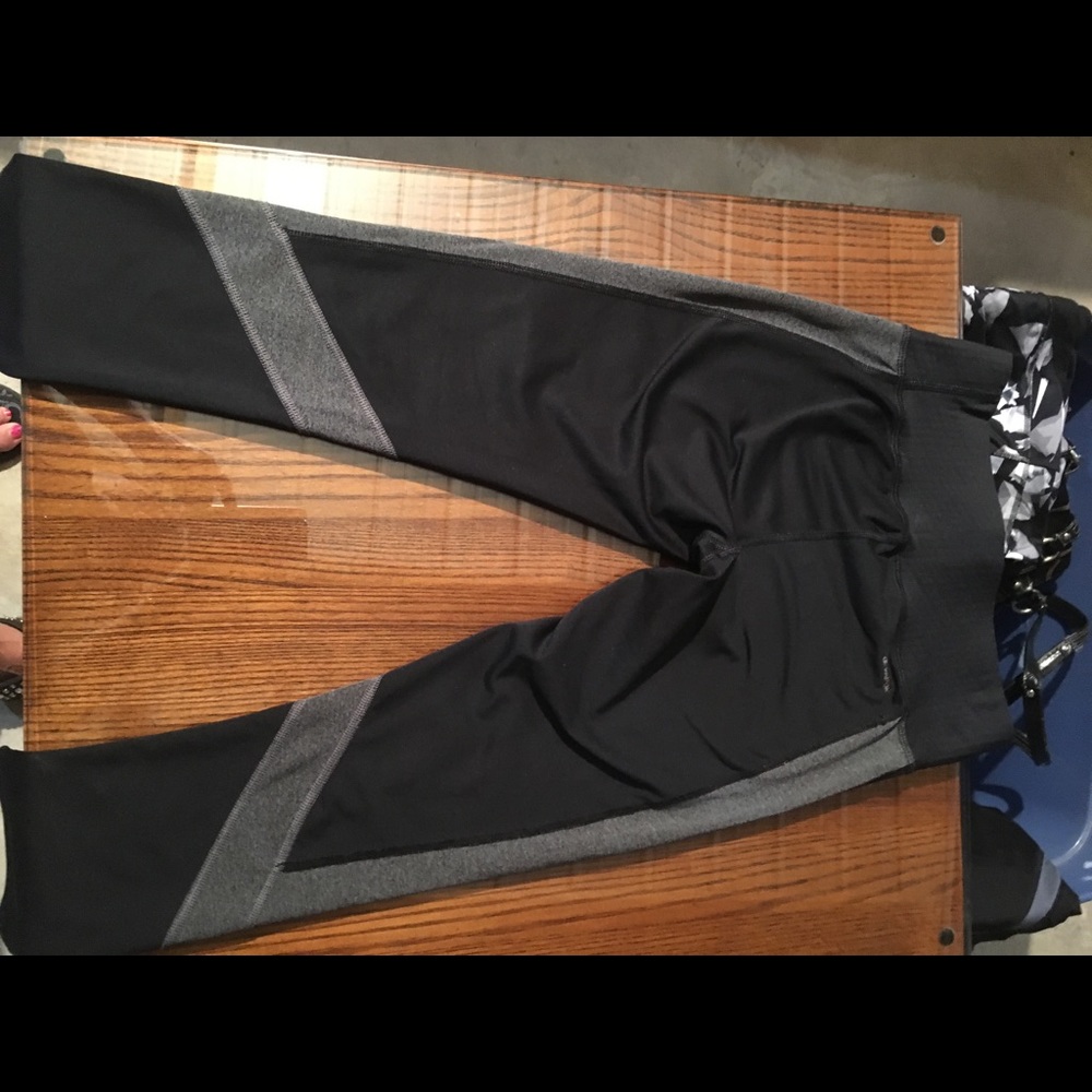 Like new Black and gray Capri leggings